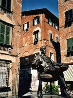 Лукка, Тоскана. Позади памятника Пуччини угол дома, в котором он родился.